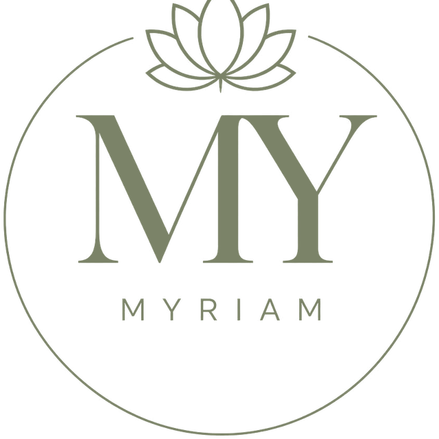 Logotipo de Myriam Molina: un loto sobre las iniciales MY